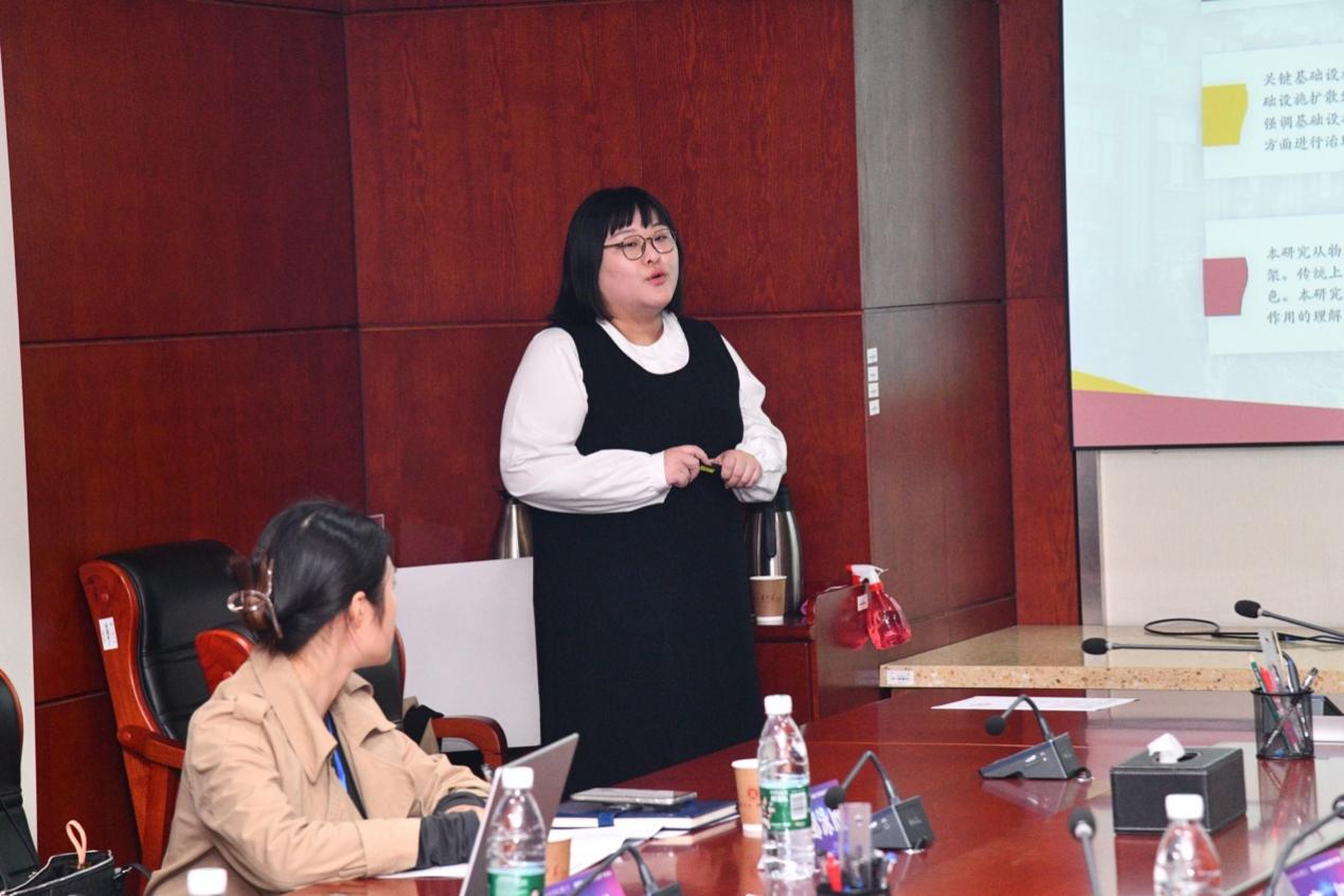 男人和女人坐在桌子前低可信度描述已自动生成 男人和女人坐在桌子前低可信度描述已自动生成