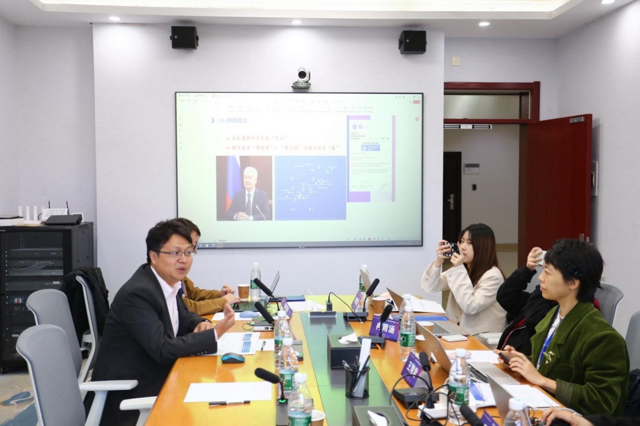 会议室里的人们描述已自动生成 会议室里的人们描述已自动生成