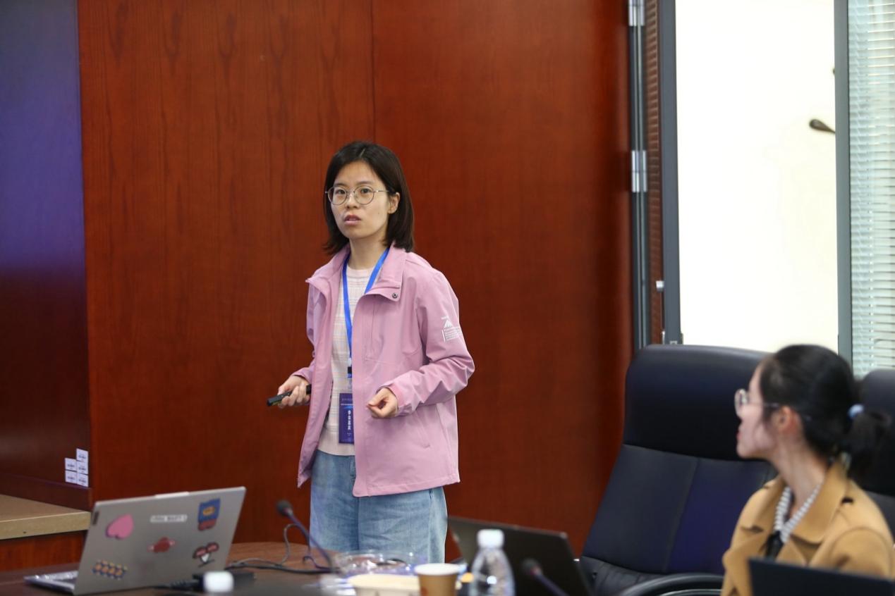 人们在看台上的人在房间里中度可信度描述已自动生成 人们在看台上的人在房间里中度可信度描述已自动生成