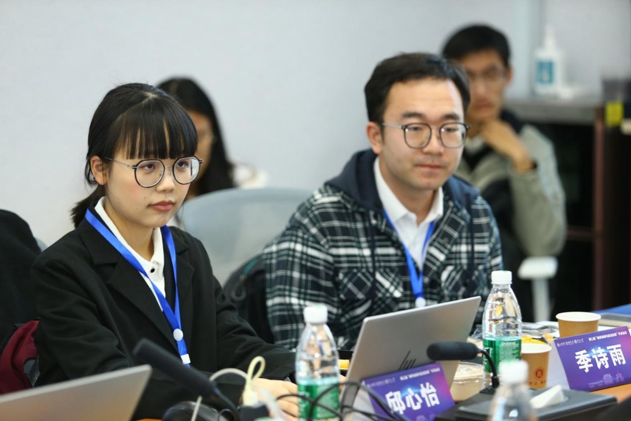 一群人看着桌子上的笔记本电脑描述已自动生成 一群人看着桌子上的笔记本电脑描述已自动生成