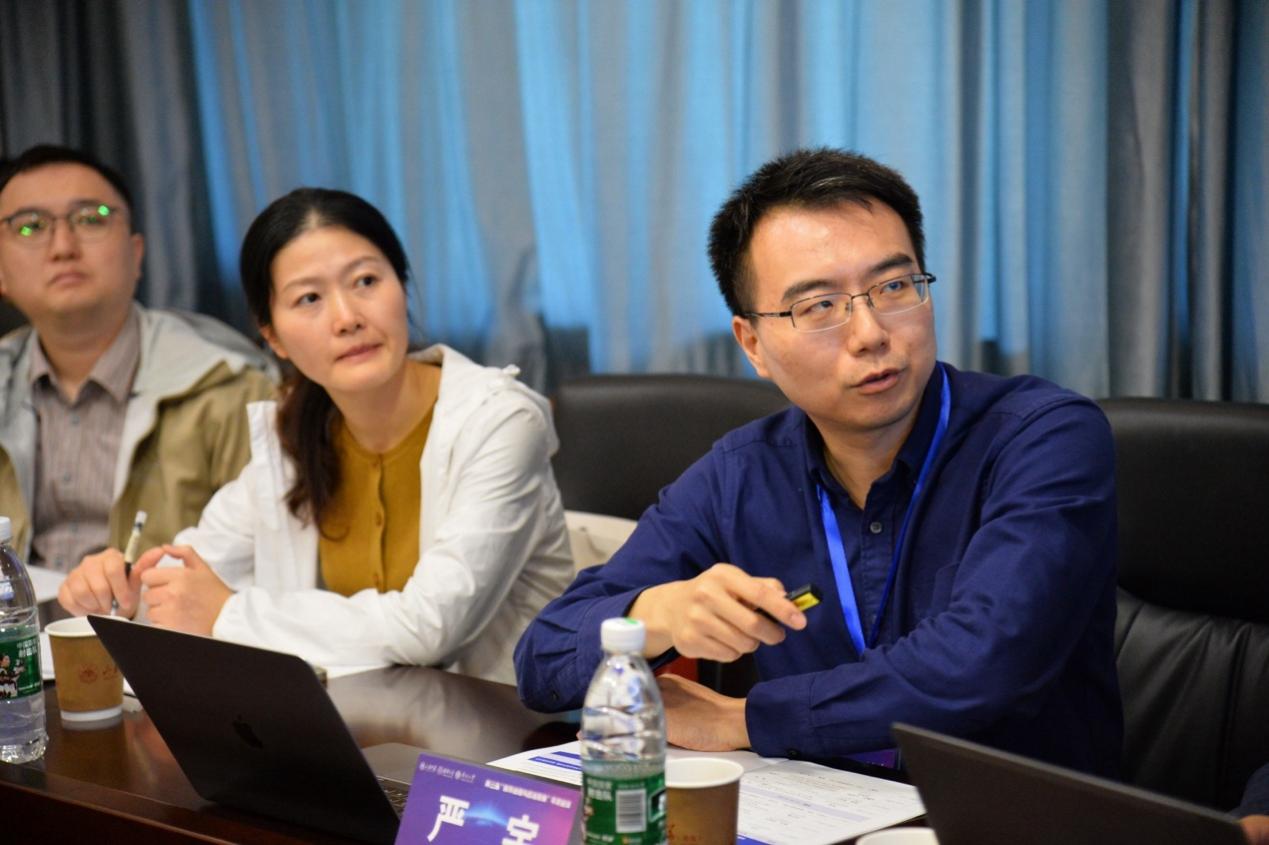 一群人坐在桌子前描述已自动生成 一群人坐在桌子前描述已自动生成